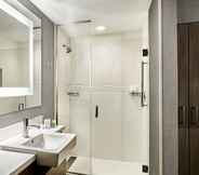 In-room Bathroom 7 SpringHill Suites by Marriott Dallas Central Expressway