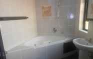 Phòng tắm bên trong 4 Natal Mahogany