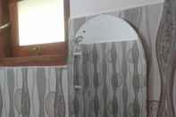 In-room Bathroom Kirula Green Hotel