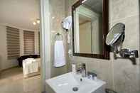 Phòng tắm bên trong Villa Liya 1 by Elm