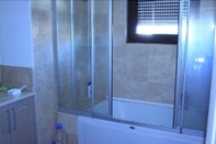 In-room Bathroom Villa Elm 3 by Elm