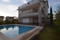 Swimming Pool Villa Sato by Elm