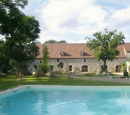 Swimming Pool 2 Chambres et Jardin de Pierres