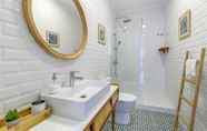 In-room Bathroom 3 Campo de Ourique Premium Apartment