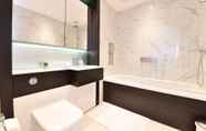 Phòng tắm bên trong 7 Kew Bridge Apartments
