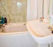 In-room Bathroom 3 Lovely 1 Bedroom Apartment in Central Dublin