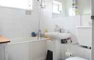 Toilet Kamar 5 Bright & Spacious Studio Flat in SE8