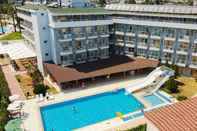 สระว่ายน้ำ Monna Roza Beach Resort Hotel