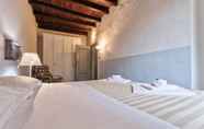 Bedroom 7 Duomo & Palazzo Reale Apartment