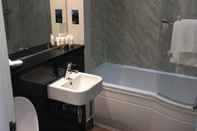 In-room Bathroom Hatfield Lodge