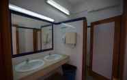 In-room Bathroom 7 HI Lagos - Pousada de Juventude - Hostel