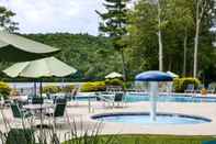 Kolam Renang Cozy Pocono Mountain Escape