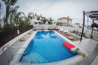 Swimming Pool Villa Elena