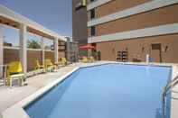 Swimming Pool Home2 Suites by Hilton Phoenix Airport South