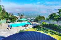 Kolam Renang Hotel Royal Orbit