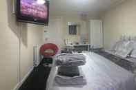 Bedroom Broadstone House near Glasgow Airport