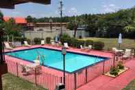 Swimming Pool Regency Inn