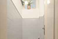 Toilet Kamar 3 BDR Top Center Artistic Apartment - 115 m2