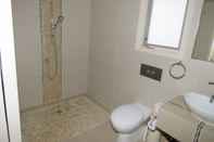 In-room Bathroom 5 Little Penguin Cottage in Cowes