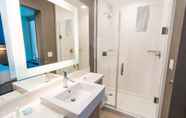 In-room Bathroom 7 SpringHill Suites by Marriott Newark Fremont