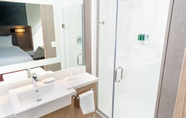 In-room Bathroom 6 SpringHill Suites by Marriott Newark Fremont