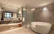 Phòng tắm bên trong 3 Howard Johnson by Wyndham Jimei Lake Plaza Xiamen