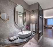 In-room Bathroom 7 Mercure Shanghai Xujiahui South