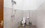 Toilet Kamar 4 Aris Homestay and Warung Made