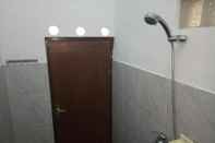 Toilet Kamar Aris Homestay and Warung Made