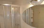 In-room Bathroom 6 Hotel Bayerischer Hof