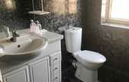 Toilet Kamar 3 Lovely Friendly House Stay