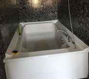 Toilet Kamar 2 Lovely Friendly House Stay