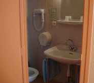 In-room Bathroom 4 La Baraque de Chastel