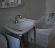 In-room Bathroom 5 La Baraque de Chastel