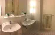 Toilet Kamar 2 Hotel Krone