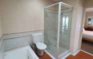 Toilet Kamar 7 Sea Breeze Luxury Holiday Apartment Accommodation