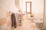 In-room Bathroom Bright Apartments Padenghe - Chateau Lake View