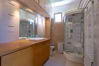 In-room Bathroom Rhea - Glyfada Sea View Apartment