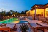 Swimming Pool Villa Mira