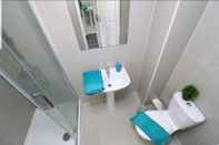 In-room Bathroom BlueOne Serviced Apts - Kelham Island