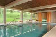 Swimming Pool Hotel Zur Burg Sternberg