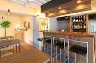 บาร์ คาเฟ่ และเลานจ์ Koru Takanawa Gateway Hostel Cafe&Bar