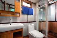 Toilet Kamar Cozy Bay Cruise