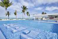 สระว่ายน้ำ RIU Atoll All inclusive