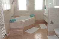 Toilet Kamar Appartementhaus Holiday & Villa Theresa