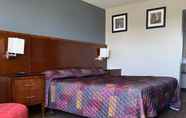 Bedroom 6 Econo Lodge Neenah