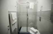 In-room Bathroom 5 6thLand - Rent Rooms  La Spezia