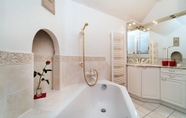 In-room Bathroom 4 Castel de Daval