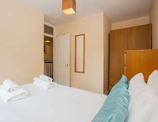 Bedroom 2 Modern and Homely 2 Bedroom by Canary Wharf