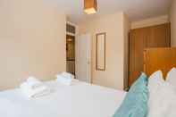 Bedroom Modern and Homely 2 Bedroom by Canary Wharf